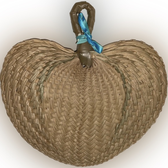 SET OF 4 Brand NEW WICKER HAND FANS With BLUE RIBBONS which can be taken off. - Picture 6 of 10